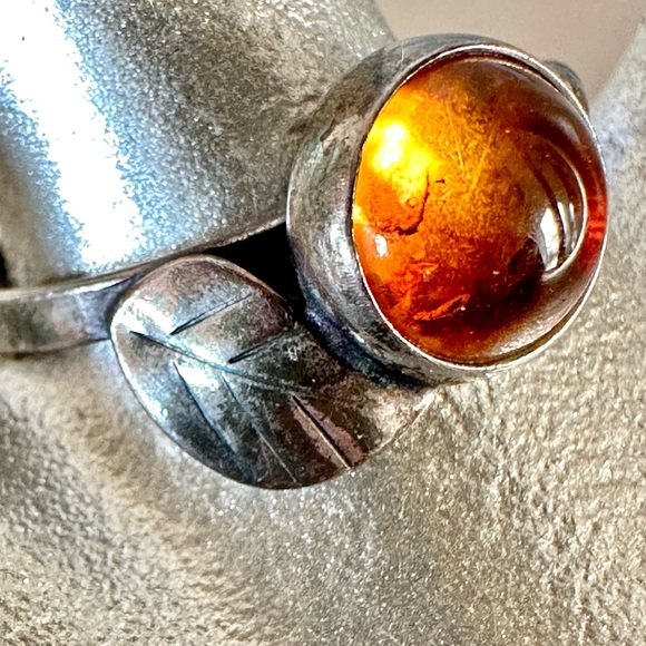 Vintage Silver Amber Leaf Ring - Picture 3 of 15